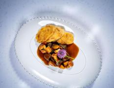 Knappenhof**** Hotel und Restaurant Teller mit Geschnetzeltem im Restaurant des Knappenhof Hotel und Restaurant