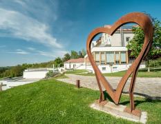 Aussenansicht mit Herz aus Metall im Das Eisenberg - Ihr Resort am Dreiländereck