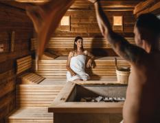 Aufguss in der finnischen Sauna im Vulkanlandhotel Legenstein