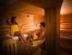 Wellnesshotel Allmer Paar in der Sauna im Wellnesshotel Allmer