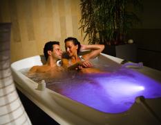 Wellnesshotel Allmer Paar im Wellnessbereich in einem Aromabad im Wellnesshotel Allmer