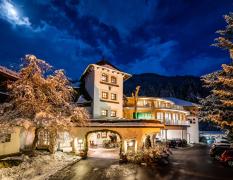 Hotel GUT Trattlerhof und Chalets Ansicht des Hotels GUT Trattlerhof und Chalets in Abendstimmung