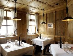 Almwellness-Resort Tuffbad Restaurant des Almwellness-Resorts Tuffbad mit eingedeckten Tischen