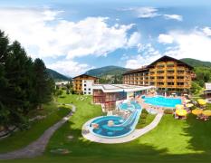 Thermenhotel Pulverer Aussenansicht mit den Aussenbecken des Thermenhotels Pulverer