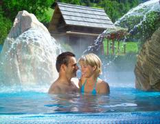 Thermenhotel Pulverer Ein Pärchen genießt den Aussenbadebereich im Thermenhotel Pulverer