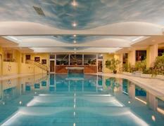 Thermenhotel Pulverer Großer Pool in der Therme beim Thermenhotel Pulverer