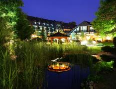 Romantik Hotel im Park ****s Gartenteich bei Nacht im Romantik Hotel im Park