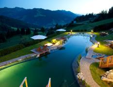 Naturhotel Edelweiss Wagrain Aussenpool bei Nacht im Naturhotel Edelweiss Wagrain