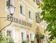 Romantik Spa Hotel Elixhauser Wirt Detailsansicht der Fassade des Elixhauser Wirtes