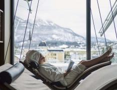 EurothermenResort Bad Ischl Hotel Royal Eine Dame liegt in einer Schwebeliege im EurothermenResort Bad Ischl Hotel Royal