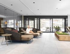 Spa Hotel Bründl Eine Dame im Ruheraum im Spa Hotel Bründl