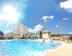 Hotel Almesberger Aussenansicht mit Pool des Hotels Almesberger