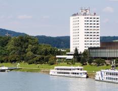 ARCOTEL Nike Linz Aussenansicht des ARCOTEL Nike Linz Hotels mit der Donau im Vordergrund