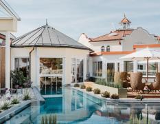 Hotel Bergergut Aussenpool mit mehreren Sitzgelegenheiten im Hotel Bergergut