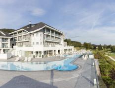 AIGO Familien und Sport Resort Aussenansicht mit Aussenpool im AIGO Familien und Sport Resort