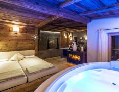 SPA-Hotel Jagdhof Private Spa Suite mit Whirlpool und Entspannungsliegen im SPA-Hotel Jagdhof