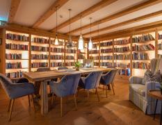 der Böglerhof Chillout-Bereich in der Bibliothek des Hotels der Böglerhof