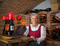 Rasmushof Kitzbühel Die Hotelchefin im Weinkeller des Rasmushofes Kitzbühel