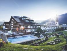 Hotel Klosterbräu und Spa Aussenansicht des Hotels Klosterbräu und Spa mit dem umliegenden Dorf und der Kirche