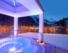 Adler InnTyrol Mountain Resort Whirlpool im Aussenbereich im Winter im Adler InnTyrol Mountain Resort