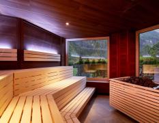Adler InnTyrol Mountain Resort Sauna mit Panoramafenstern im Adler InnTyrol Mountain Resort
