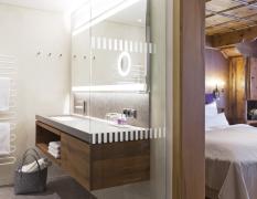****ElisabethHotel Blick in ein Doppelzimmer Authentic inklusive offenen Badezimmer im ElisabethHotel