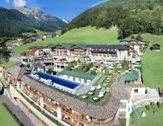 STOCK resort Aussenansicht des STOCK Resorts im Sommer