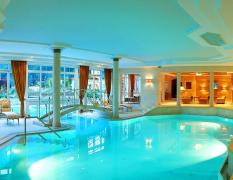 STOCK resort Innenpool mit Ruheliegen im STOCK Resort