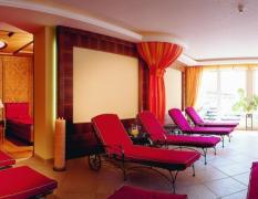 Hotel Post am See Ruheraum mit vielen Entspannungsliegen in rot im Hotel Post am See