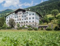 Hotel Drei Zinnen Frontalansicht des Hotels Drei Zinnen und der umliegenden Landschaft