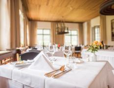 Hotel Drei Zinnen Ein festlich gedeckter Tisch im Restaurant des Hotels Drei Zinnen