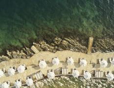Kempinski Hotel Adriatic Strandabschnitt Private Spa mit vielen Liegen im Kempinski Hotel Adriatic