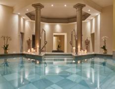 Kempinski Hotel Adriatic Spabereich mit vielen Kerzen romantisch dekoriert im Kempinski Hotel Adriatic