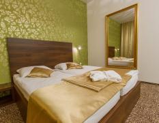 Rimske Terme Hotel Rimski dvor Doppelzimmer mit goldenen Akzenten und hellgrüner Tapete im Rimske Terme Hotel Rimski dvor