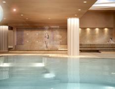 Hotel Apollo Zwei Gäste im Wellnessbereich mit Innenpool im Lifeclass-Komplex