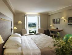 Hotel Apollo Ein Doppelzimmer mit Balkon und Blick zum Meer im Hotel Apollo