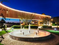Terme Vivat Aussenbereich der Terme Vivat mit Brunnen und Übergang zu den Nebengebäuden