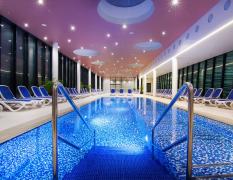 Terme Vivat Blick in den Poolbereich für Erwachsene mit vielen Liegen in der Terme Vivat