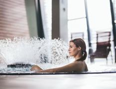 Terme Vivat Eine Dame im Pool mit Springbrunnen imn der Terme Vivat