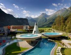 Aussenbecken Überblick im Sommer in der AQUA DOME - Tirol Therme Längenfeld