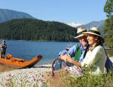 Ein Paar am See in der Nähe des SPA Hotels Erzherzog Johann