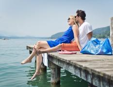 Ein Paar am Badesteg des Werzer´s Hotel Resorts Pörtschach