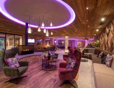 Loungebereich mit modernem Kamin im Sportresort Alpenblick