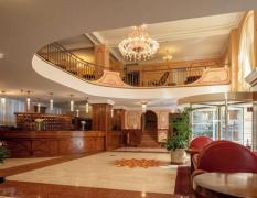 Gediegene Rezeption und Empfangsbereich im Grand Hotel Astoria