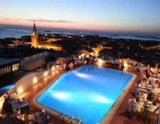 Aussenpool des Grand Hotel Astoria in der Nacht