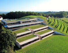 Aussenansicht des Genusshotel Riegersburg und der umliegenden Weinberge