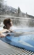 Familienhotel Hinteregger Aussenpool mit einem Badegast im Familienhotel Hinteregger