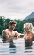 EurothermenResort Bad Ischl Hotel Royal Ein Paar im Aussenpool mit Blick in den Ort im EurothermenResort Bad Ischl Hotel Royal