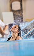 Hotel Almesberger Zwei Gäste genießen den Innenpool des Hotels Almesberger