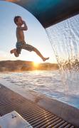 AIGO Familien und Sport Resort Ein Junge springt in den Aussenpool des AIGO Familien und Sport Resorts